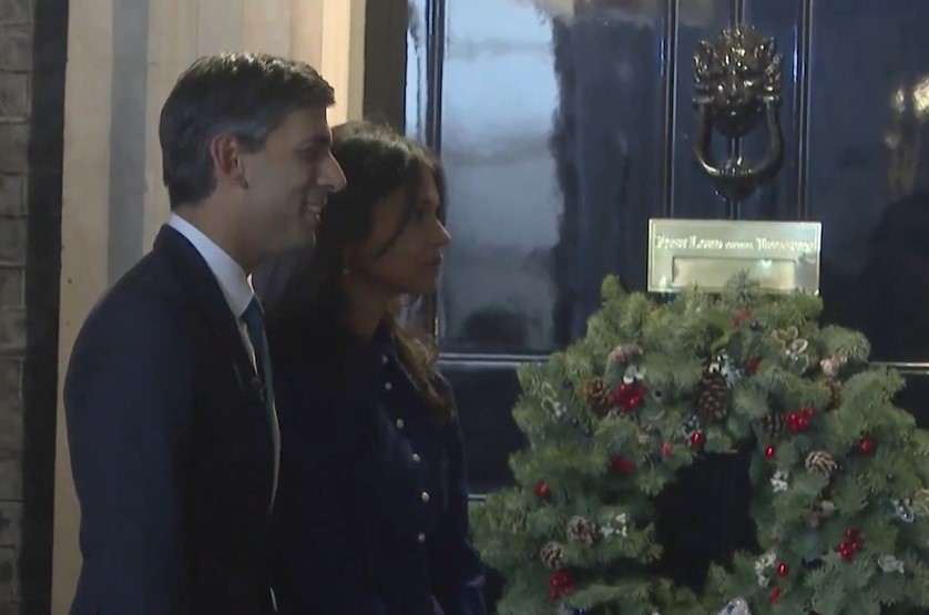 Премиерът на Великобритания Риши Сунак запали светлините на коледното дърво